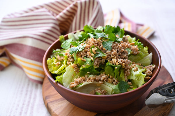 純米酢で作るそぼろのエスニックサラダ