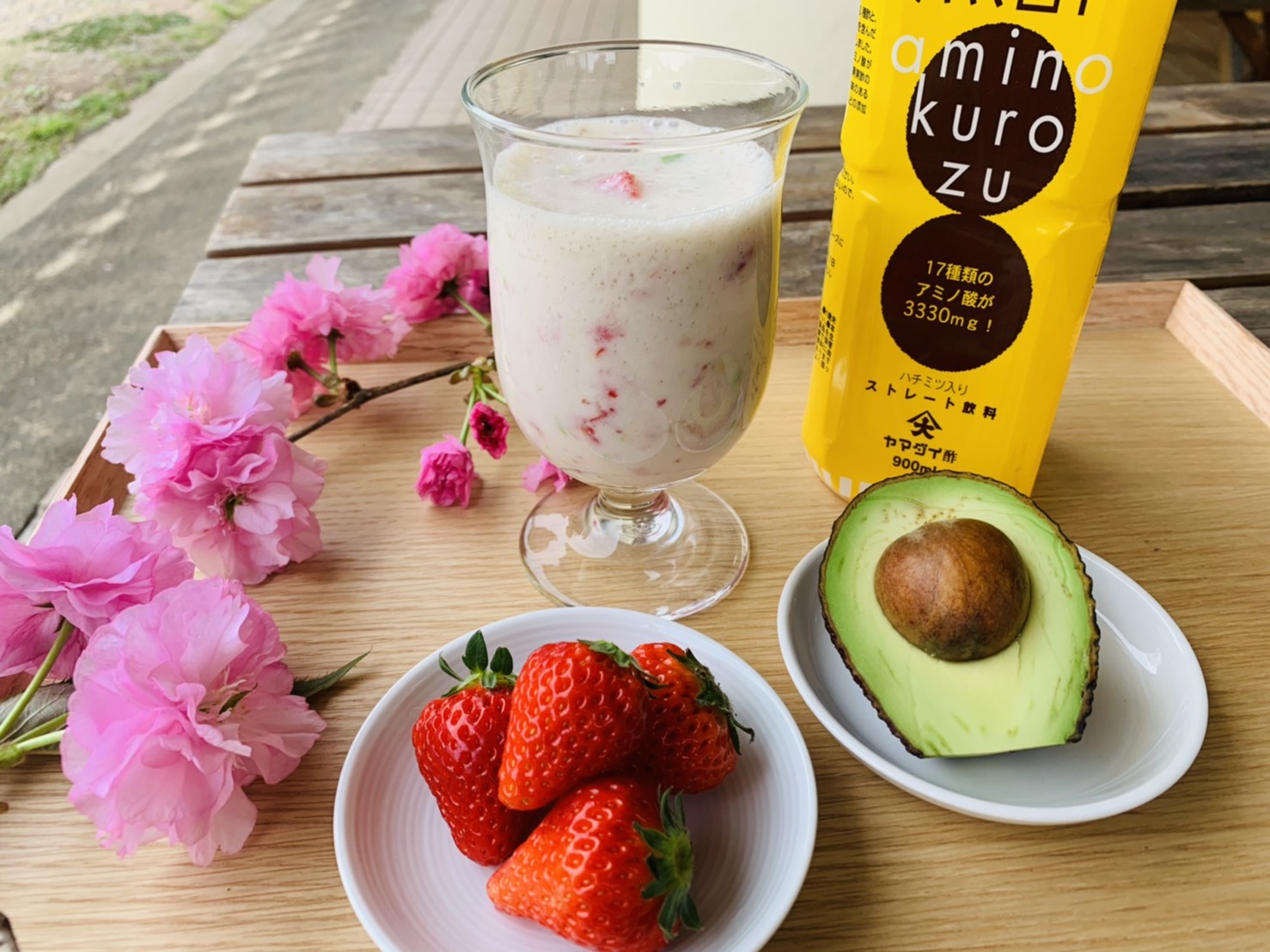 いちごとアボカドの酢ムージ―