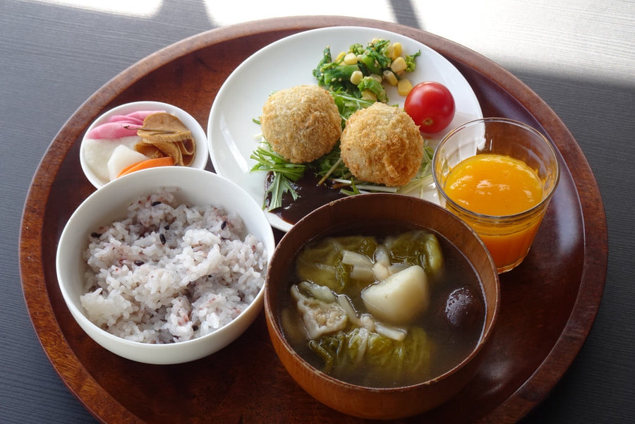 綾餃子の白菜つつみスープと里芋コロッケ