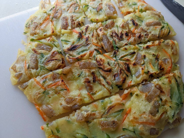 こんにゃくチヂミとピリ辛黒酢たれ